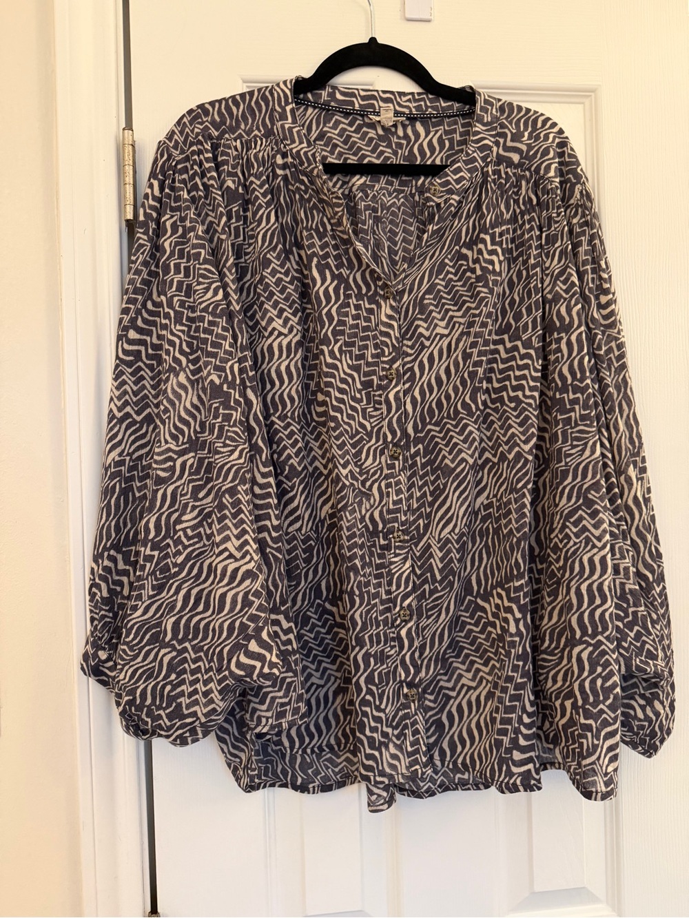 Pilcro Blue and White Wavy Print Button-Down Blouse NWOT